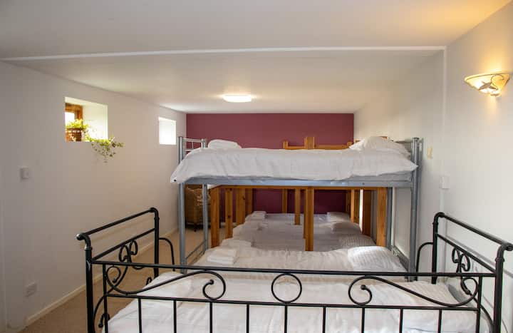 מרתף - בר, חדר שינה וחדר משחקים