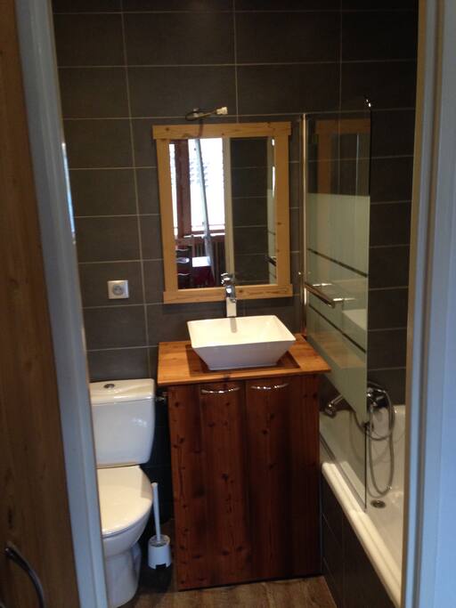 salle de bain avec baignoire