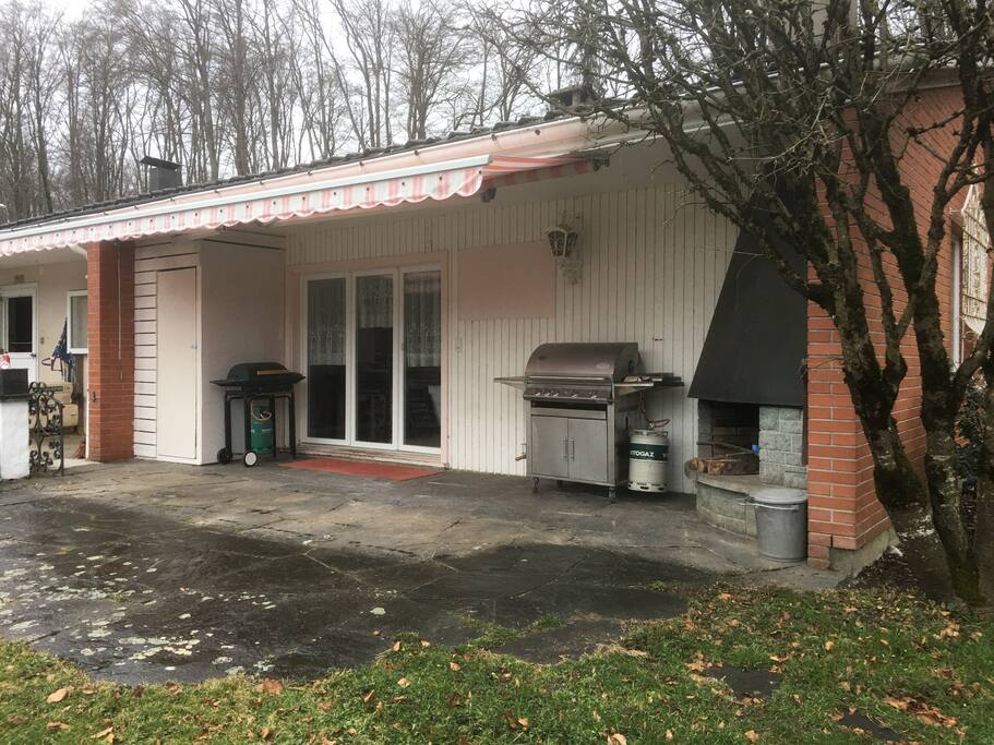 Sitzplatz mit Gasgrill und Holzcheminee
