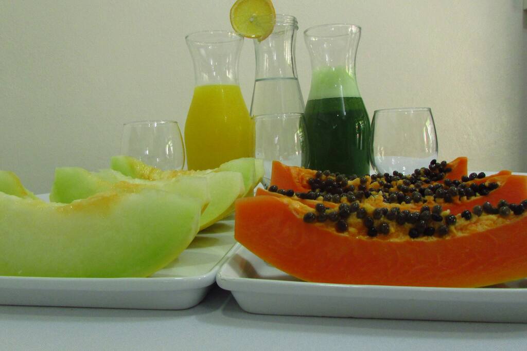 Café da manhã com frutas tropicais!