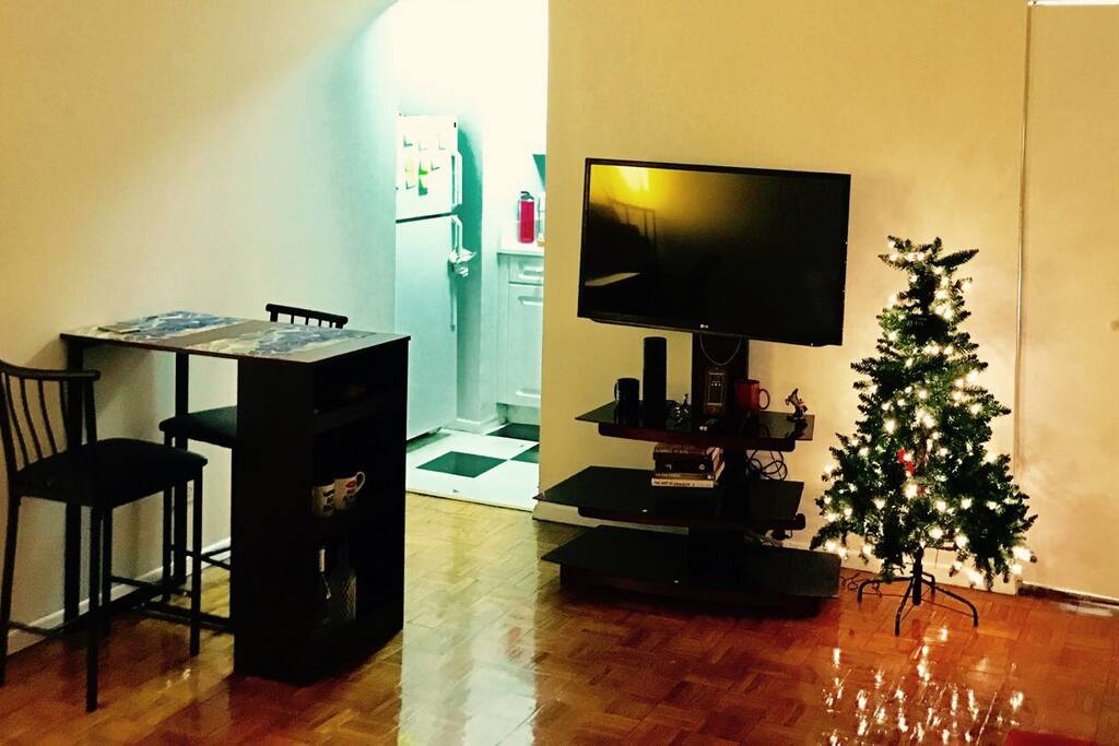 Bar and dinner table for two. 42" screen with Apple TV and Netflix.