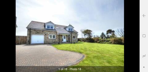 Lagom House - 5 bed house, 150 metres from beach.