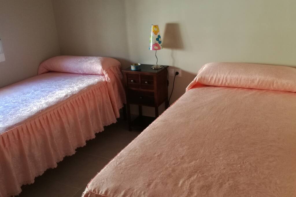 Habitación con dos camas de 90 cm.