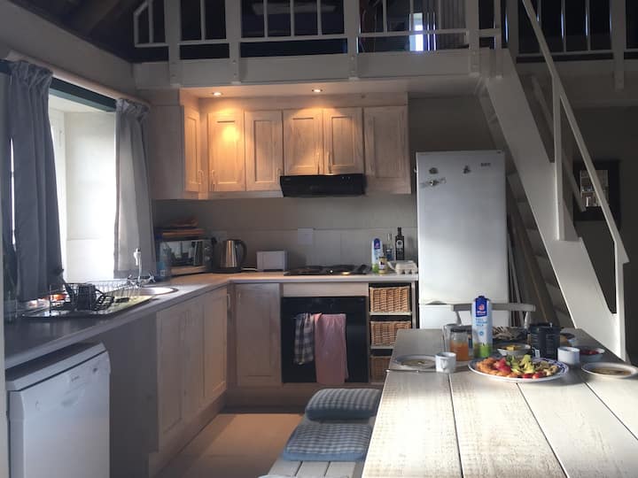Beach cottage with unspoilt sundowner views.