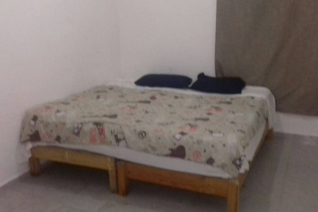 La habitación cuenta con una cama queen , con E spacion para un colchón inflable