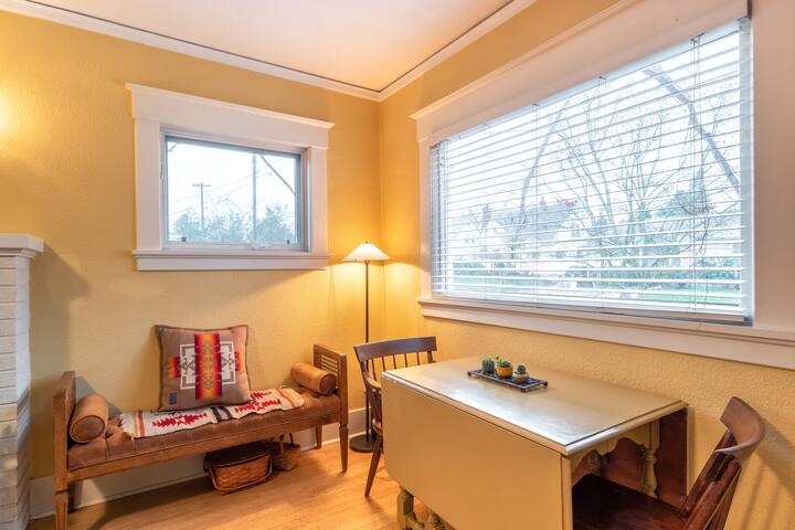 Cozy, Artsy St Johns Bungalow gallery image 5