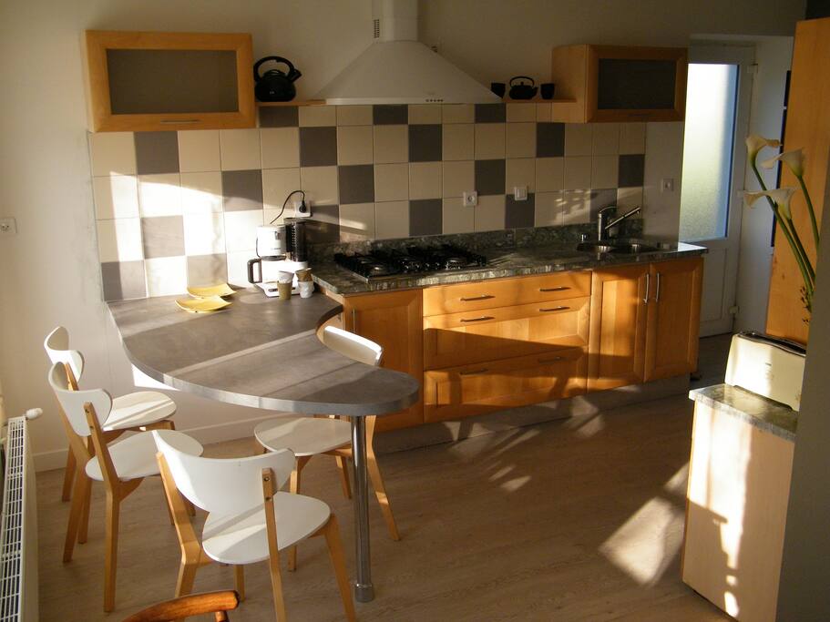cuisine équipée, four , lave vaisselle, micro-onde, réfrigérateur, congélateur disponible dans buanderie annexe, petit électro-ménager