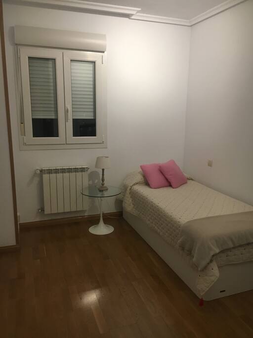 Habitacion con un gran armario y zapatero