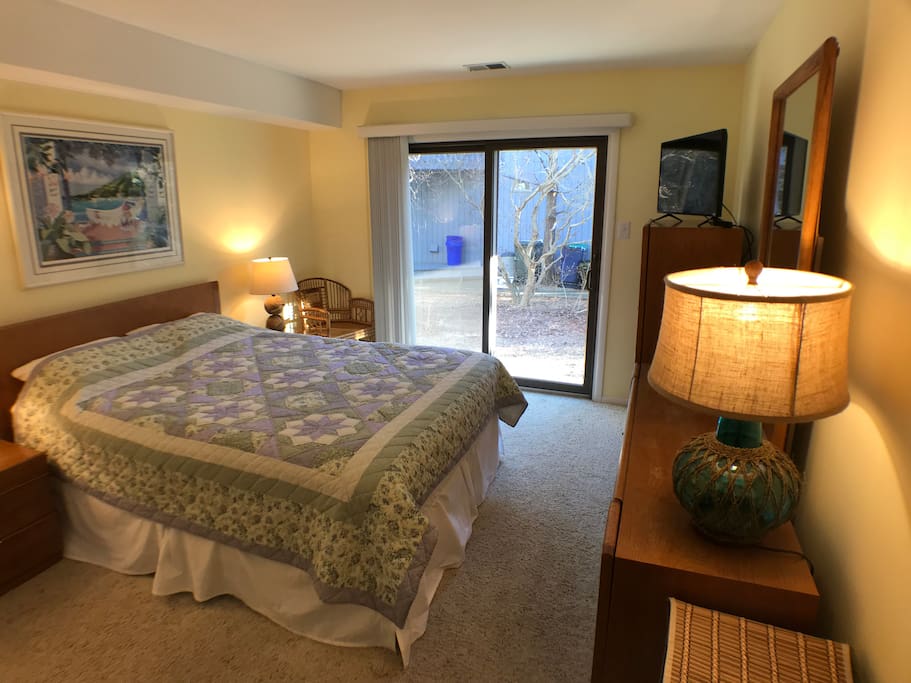 1st Floor Queen bedroom with new mattress, large closet, 32" Smart HDTV with premium DirecTV
