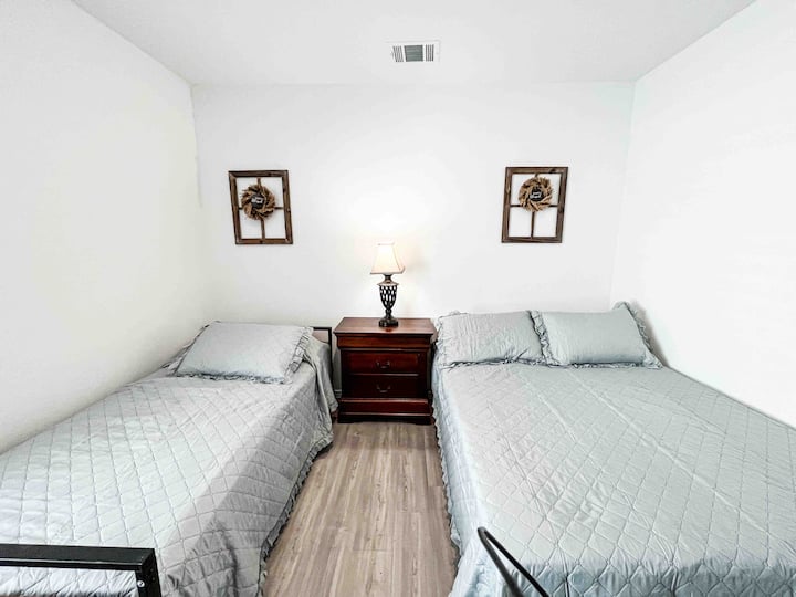 Прва спална соба со двокреветни и целосни кревети.