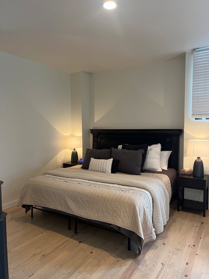 Krevet je osmišljen kako bi vam pružio udoban i miran san, s kvalitetnom posteljinom i plišanim jastucima koji vas udobno okružuju.
