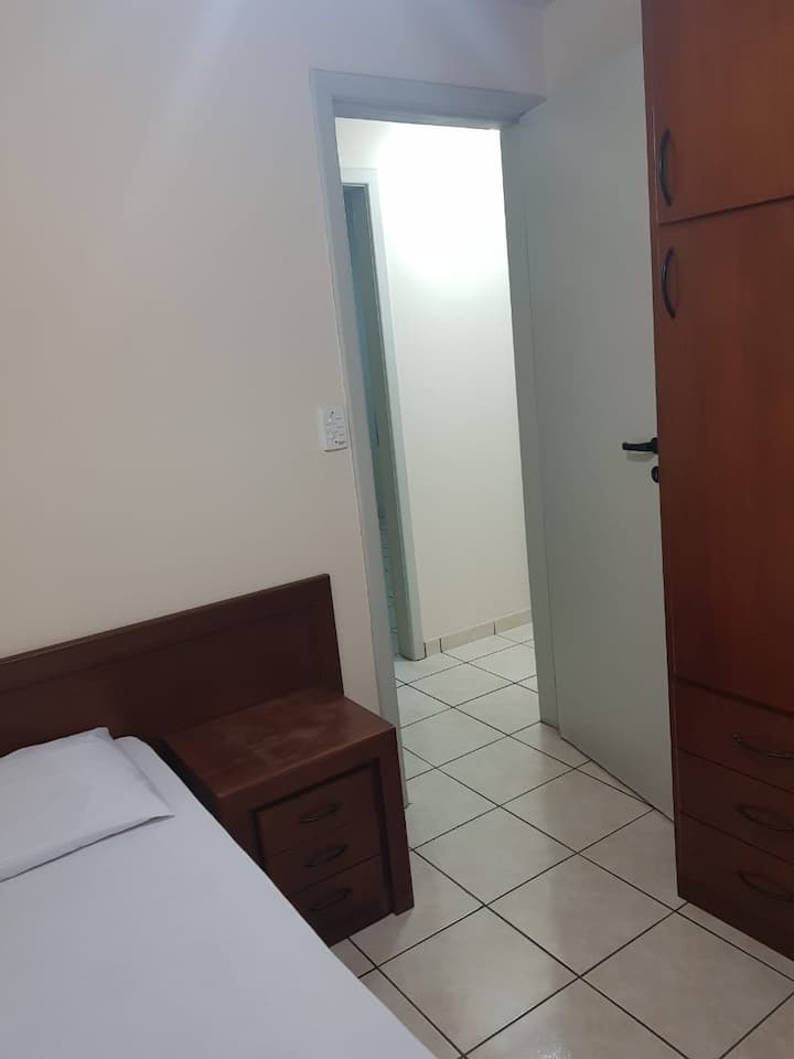 Dormitorio 3 con vistas desde la ventana al pasillo. 