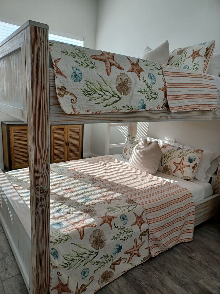 queen bunk bed on the third floor