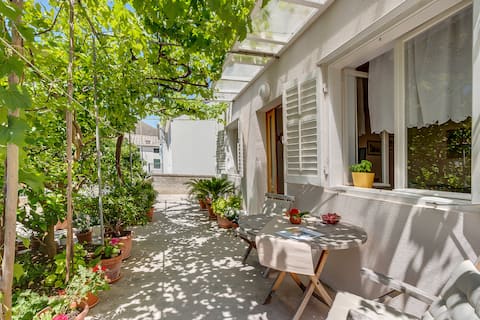 Apartment Pia for two with garden