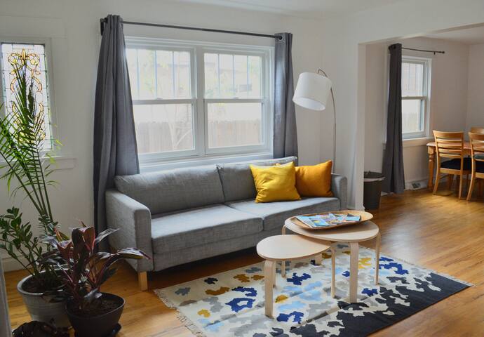 ☆ Catalonian Bungalow | Light Rail | Parking | BBQ