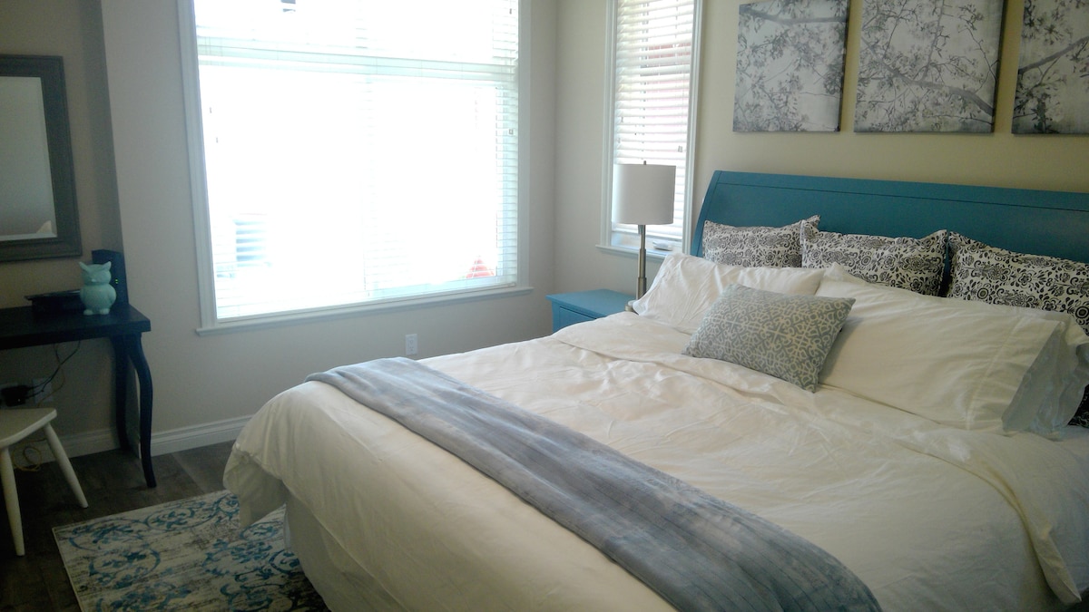 Брачна спална соба со сопствена спална соба на главниот кат.