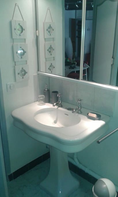 salle de bain avec placard mural