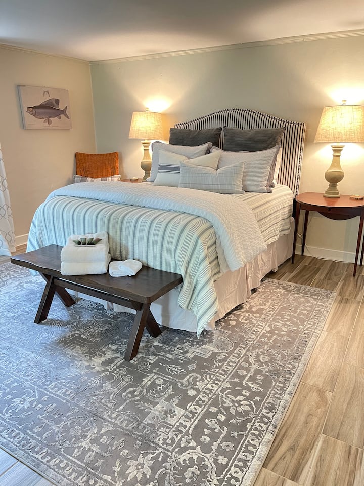 غرفة نوم في الطابق السفلي