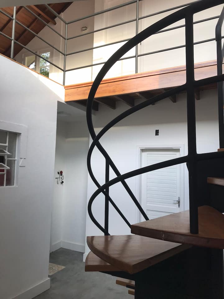 Os traços modernistas da escada promovem a harmonia do ambiente.