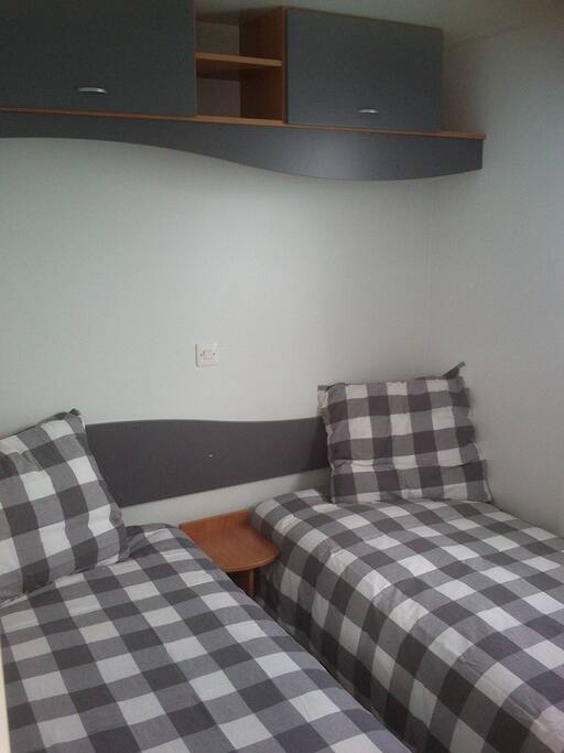 Chambre deux lits une personne