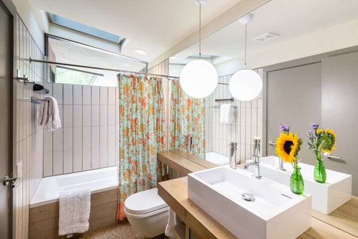 Tranquil Mid Century Modern Retreat, Neighbors Downtown gallery image 5