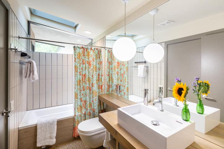 Tranquil Mid Century Modern Retreat, Neighbors Downtown