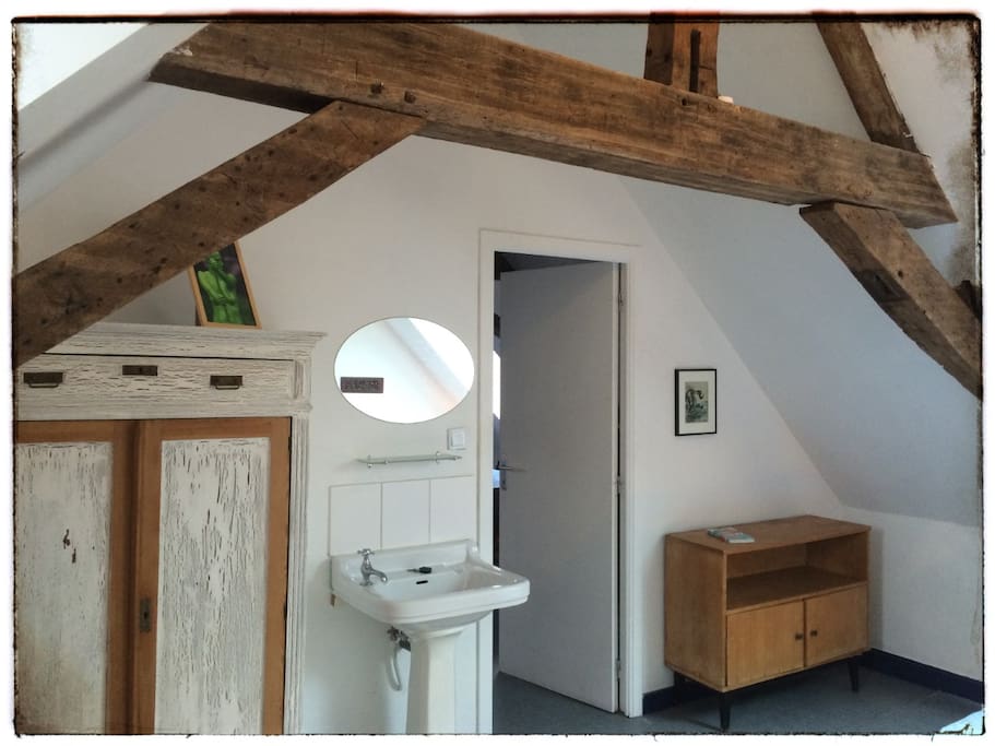Armoire et lavabo... Charpente ancienne