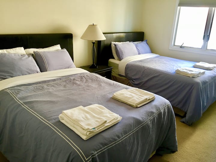 Vitanda 2 vya ukubwa wa malkia na Runinga ya 55"yenye TV ya 4 ya Apple