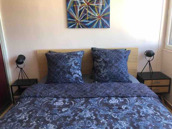 Dhoma e parë e gjumit ka një krevat 160 cm me dyshek lateksi. 
Dhoma e parë e gjumit ka një krevat dopio "queen" me një dyshek të ri prej lateksi. 