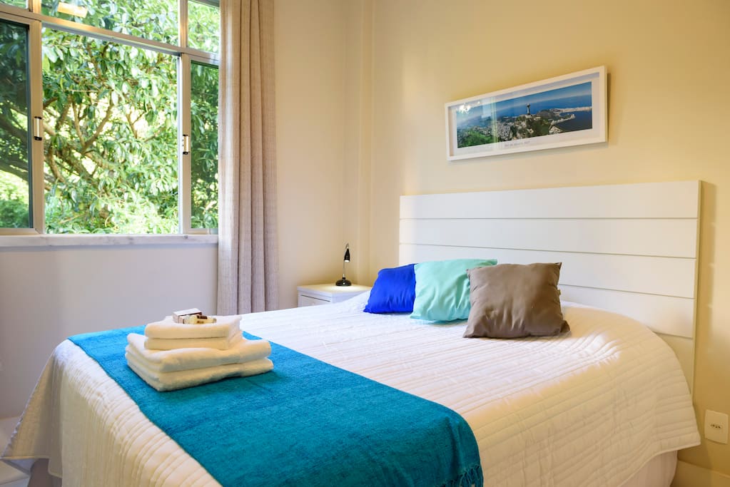 Suite with private bathroom, comfortable queen bed, also overlooking the green! Sleep noise-FREE and wake up with singing birds.