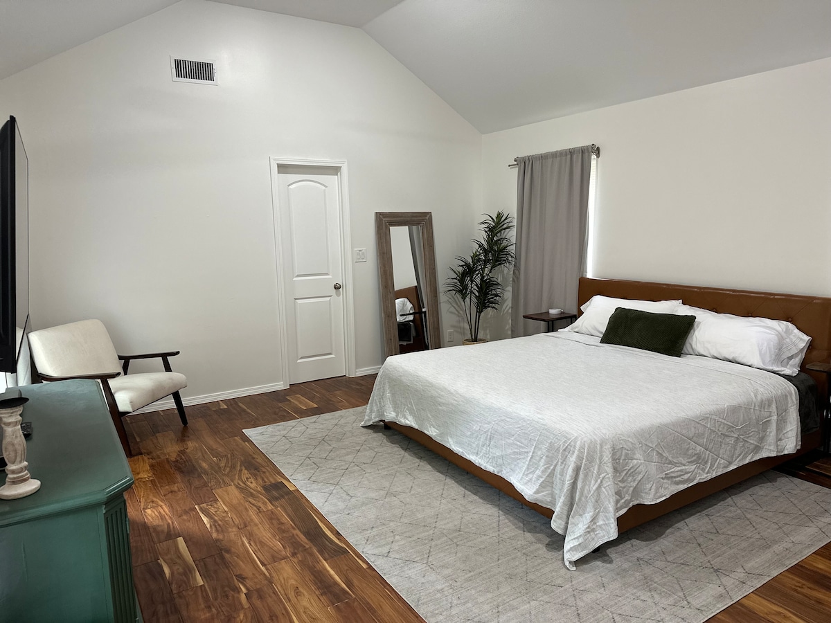 ماستر مع سرير كبير وتلفزيون ومرآة كاملة الطول 