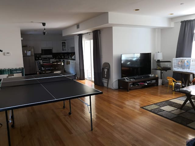 Downtown Burbank home clean and convenient