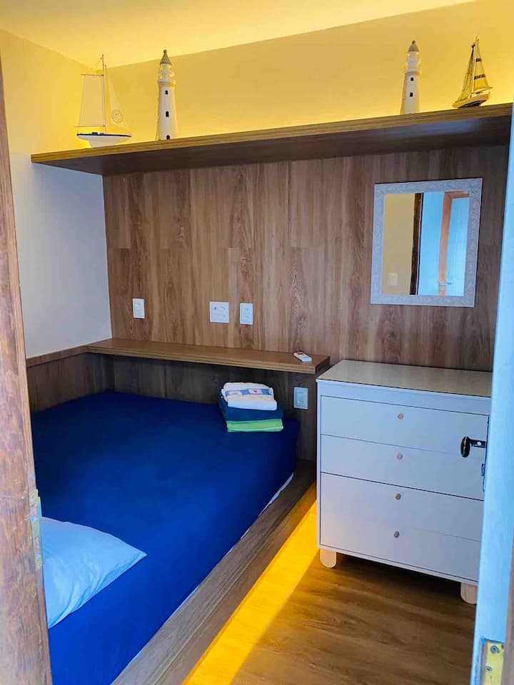 חדר קומת קרקע, עיצוב שופע. נוח מאוד. הזדמנות נהדרת לאנשים עם גיל מתקדם המתקשים לטפס במדרגות. 