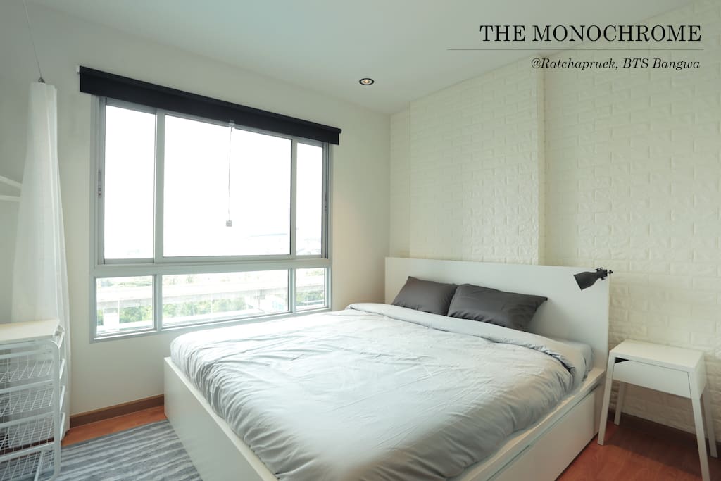 Find a king size bed in our spacious bedroom, where it is complimented with plenty of natural light and an awesome infinity pool and city view.