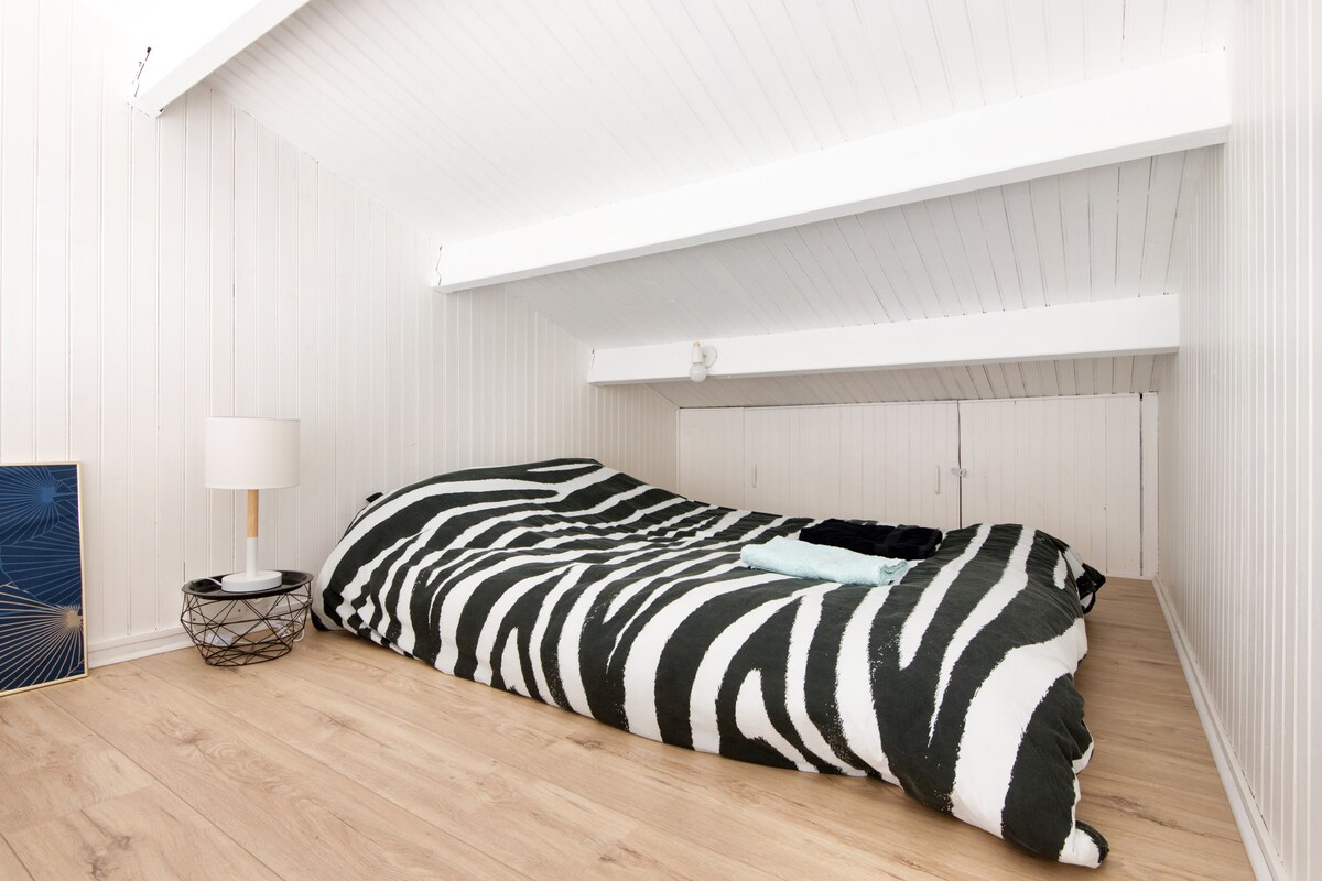 Mezanin s futon posteljinom za 2 osobe