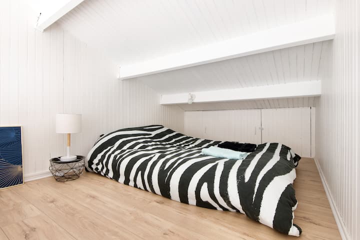 Mezzanine me shtroja të tipit futon për 2 persona