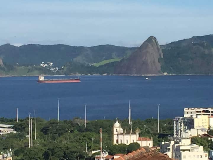 วิลล่าวิลล่าพร้อมวิวท่าเรือกลางรีโอเดจาเนโรมีชานเมืองกลอเรียและโบสถ์อยู่ด้านล่างสวนวิลล่า