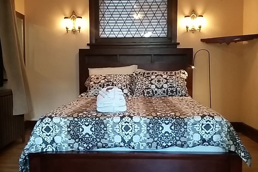Bedroom with one queen size bed