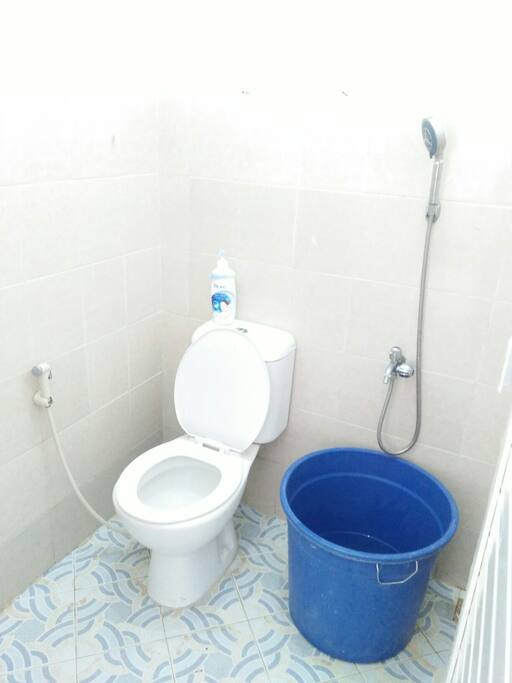 Kamar mandi yang bersih dilengkapi dengan shower, ember tampung air dan closet dengan flush. Fasilitas yang telah disebutkan dapat digunakan dan berfungsi secara optimal.