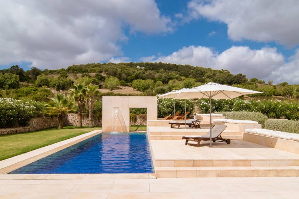 Poll mit Poolterrasse und Liegestühle