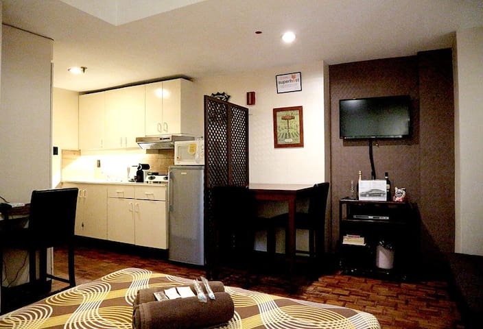 Aircon studio fast WIFI center of Makati (507)