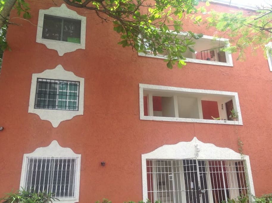 Exterior edificio . 6 deptos total.