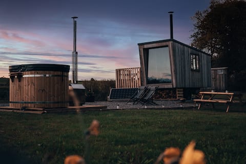 Shepherd's Hut, Off-Grid, Hot Tub and Beacons View