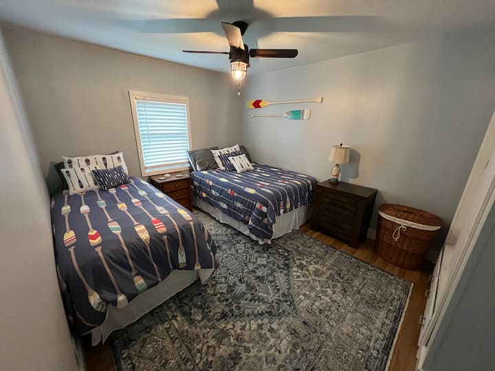 غرفة نوم ثانية بسرير كامل بالإضافة إلى سرير مزدوج