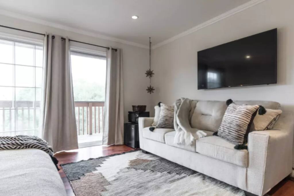 Bright and Spacious Room