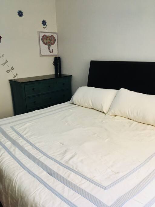 Cómoda cama king Size con sistema memory foam.