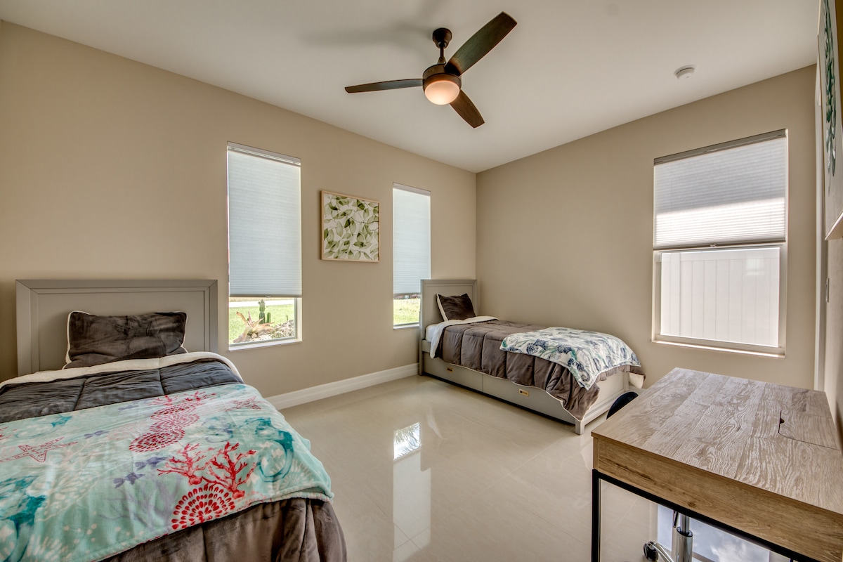 Guest Bedroom with 2 single bed