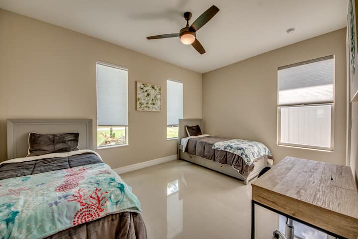 Guest Bedroom with 2 single bed