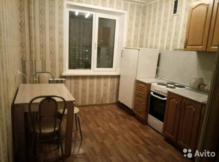 Уютная кухня, оснащенная всем необходимым с видом на одну из центральных улиц Самары.