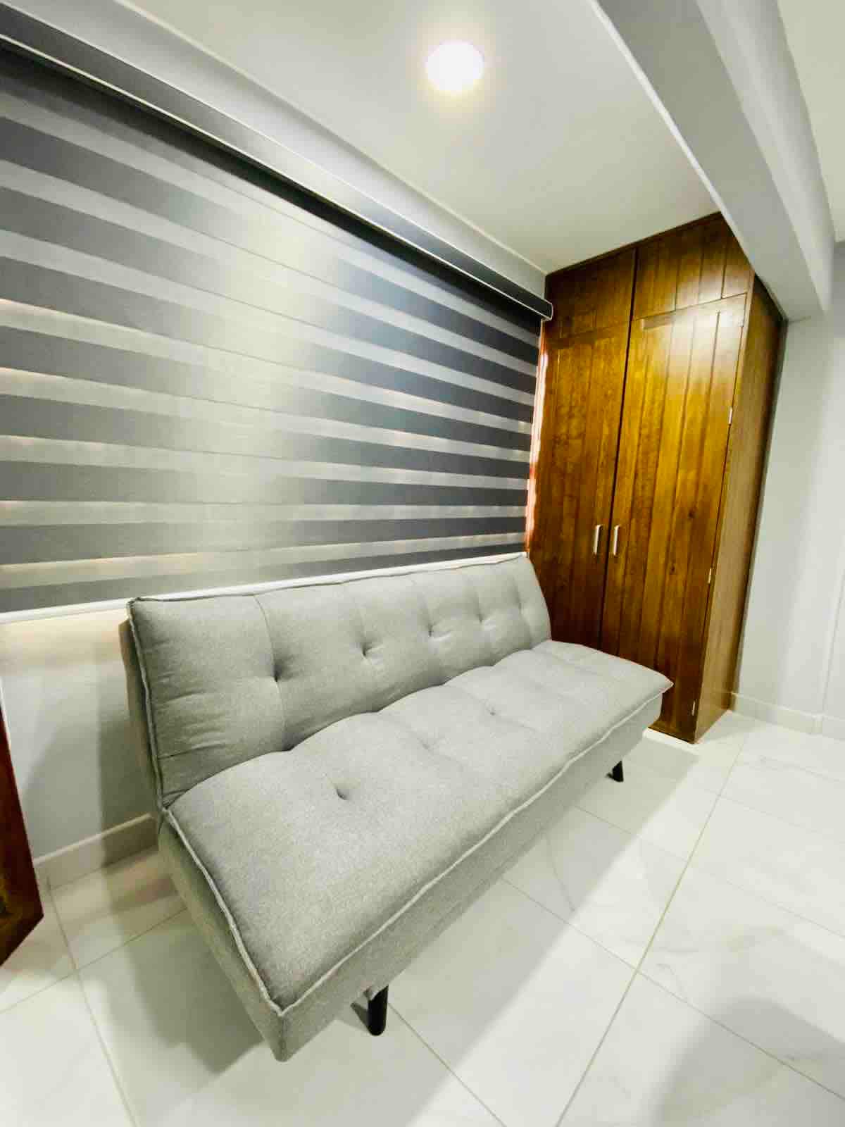 DIVAN KREVAT TEK! NUK ËSHTË NJË DHOMË SI E TILLË, POR SHËRBEN PËR TË PUSHUAR